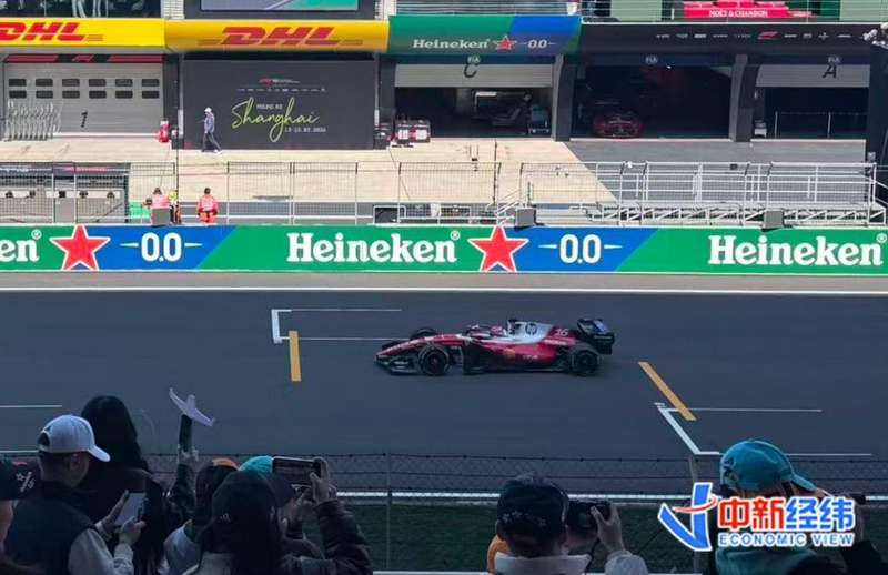  凌晨五点赛场外排长龙，F1中国站票源紧张，黄牛溢价明显 体育新闻