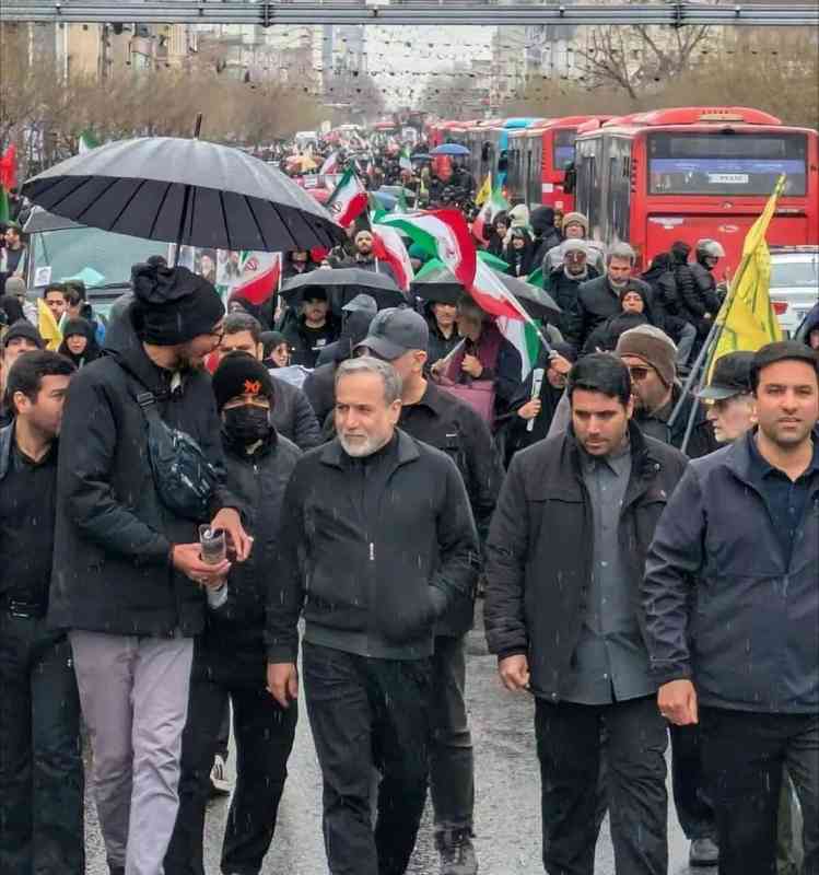  硝烟之下不退缩；伊朗高层街头现身，传递坚定信号。 新闻