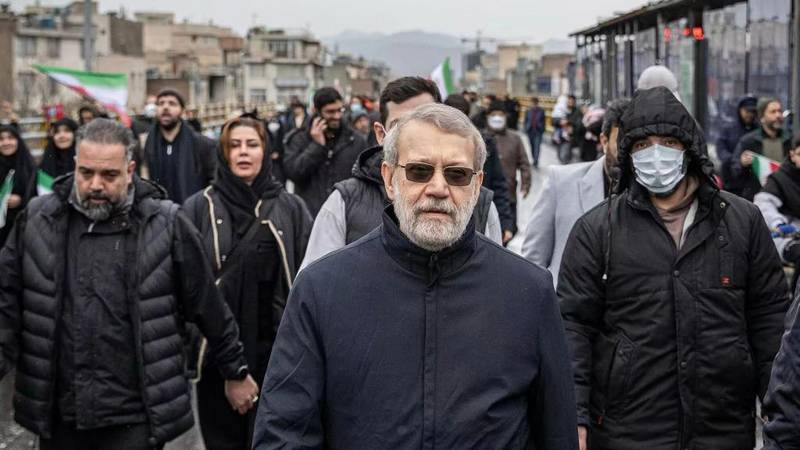  硝烟之下不退缩；伊朗高层街头现身，传递坚定信号。 新闻