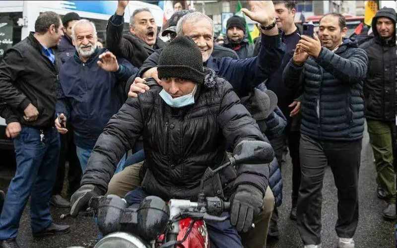  硝烟之下不退缩；伊朗高层街头现身，传递坚定信号。 新闻