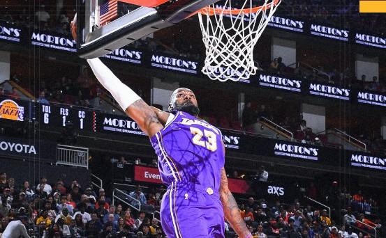  湖人客场扬威，詹姆斯暴扣惊魂；高效得分续写传奇，火箭难挡锋芒。 体育新闻