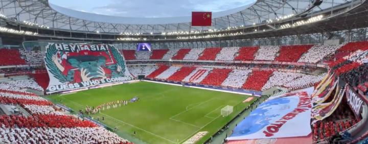  八年征程回首，成都蓉城荣光闪耀；信仰永驻绿茵，向无限未来进发。 体育新闻