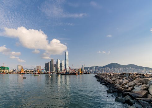 上海首批限售房源解禁潮来临，楼市供给格局悄然转变。