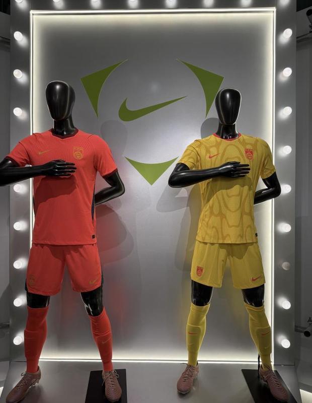  足球装备专业评测出炉；中国队世界杯主场球衣获C级评价；客场球衣落至D级。 体育新闻